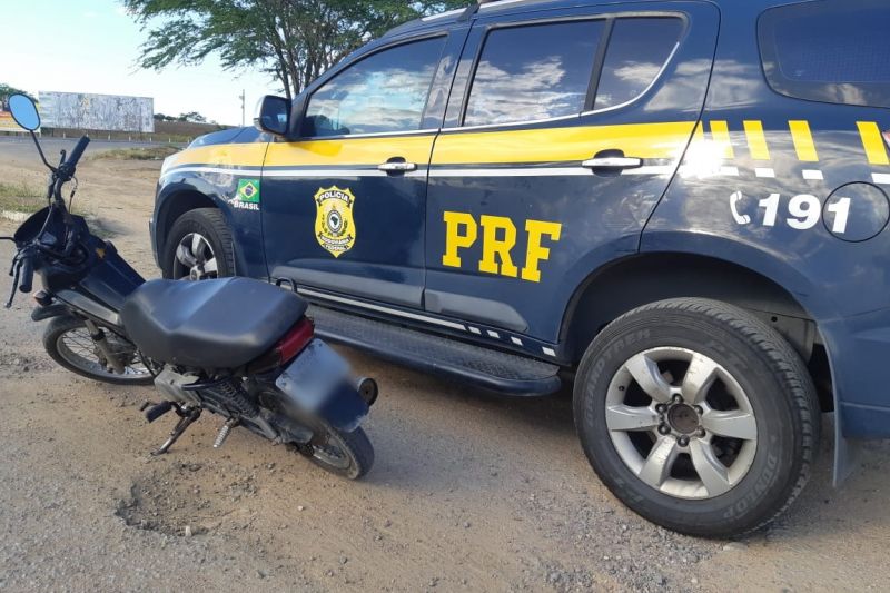 PRF realização ação em Inhapi e prende homem como moto roubada há um ano em Maceió