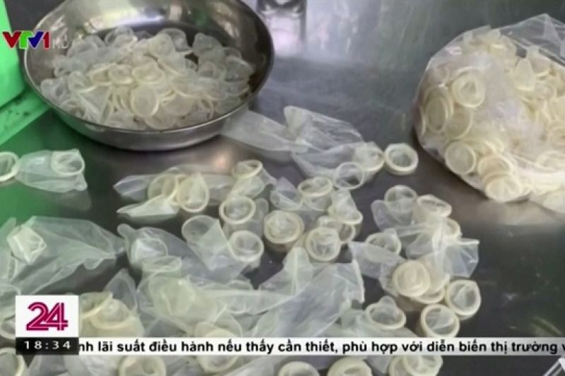 Operação policial descobre fábrica que reutiliza preservativos usados no Vietnã
