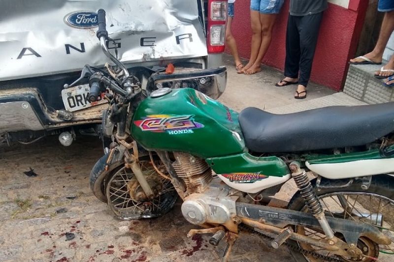 Moto fica sem freios, bate em caminhonete e deixa casal ferido em Mata Grande