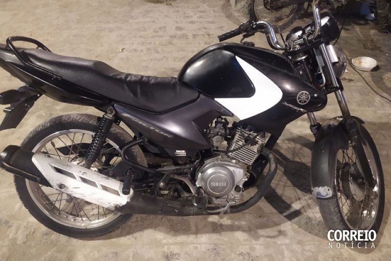 Força Tarefa faz abordagens em praça e danceteria de Carneiros e apreende motocicleta