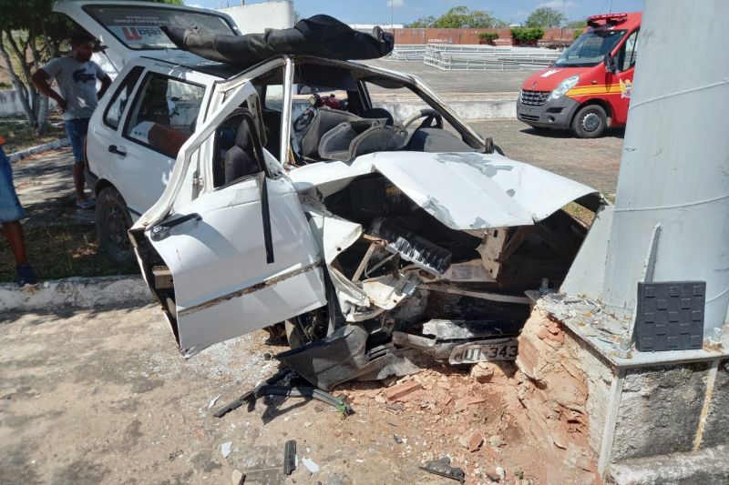 Corpo de Bombeiros e Samu socorrem vítimas de grave acidente com carro em Piranhas