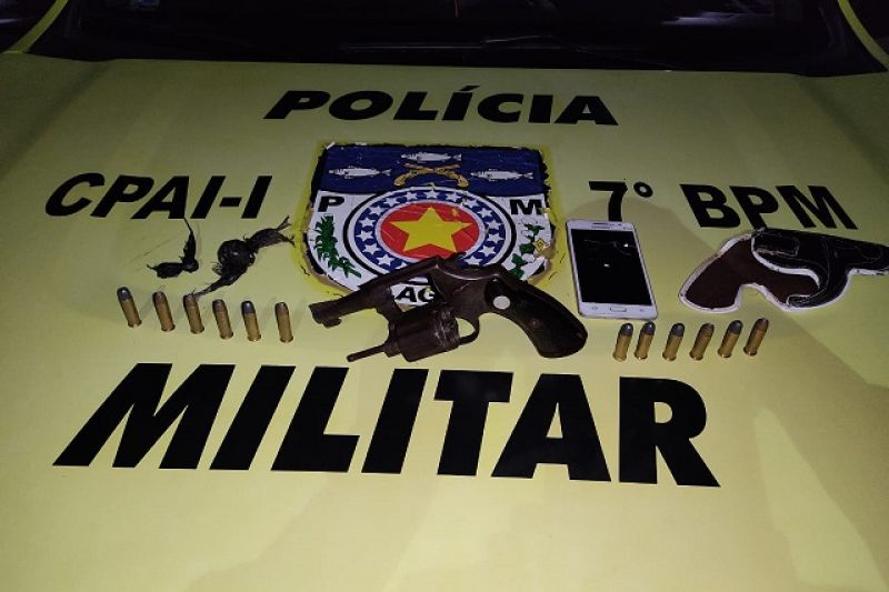 Homem é preso ao ser flagrado com som alto, revólver, munição e maconha em Maravilha