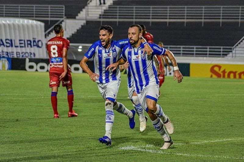 Paulo Sérgio faz três e comanda goleada do CSA sobre o Paraná: 4 x 0