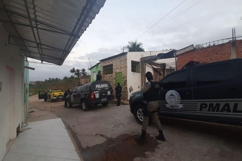 Gaeco e SSP cumprem 15 mandados de prisão e busca e apreensão em Santana do Ipanema