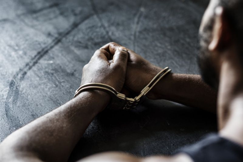 Embriagado, homem invade casa de ex, reage à abordagem e é preso em Delmiro Gouveia