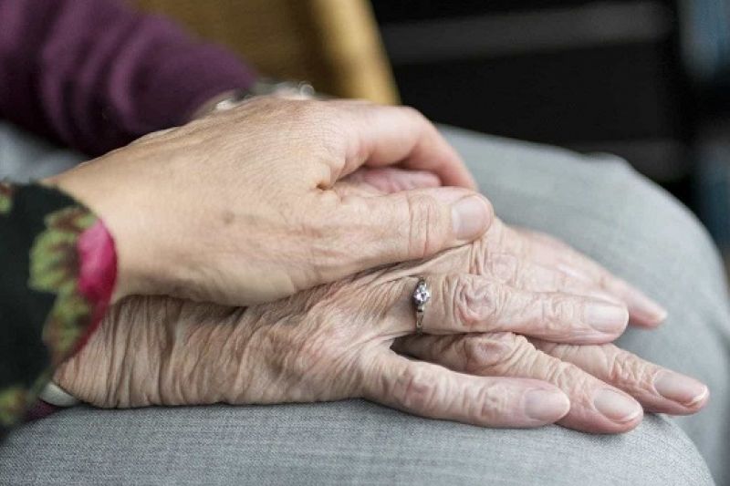 Mulher leva cadáver de idoso em cadeira de rodas para tentar sacar benefício dele no banco