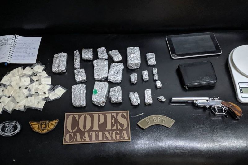 Homem é preso com arma, dinheiro e droga escondida dentro de vaso sanitário em Piranhas