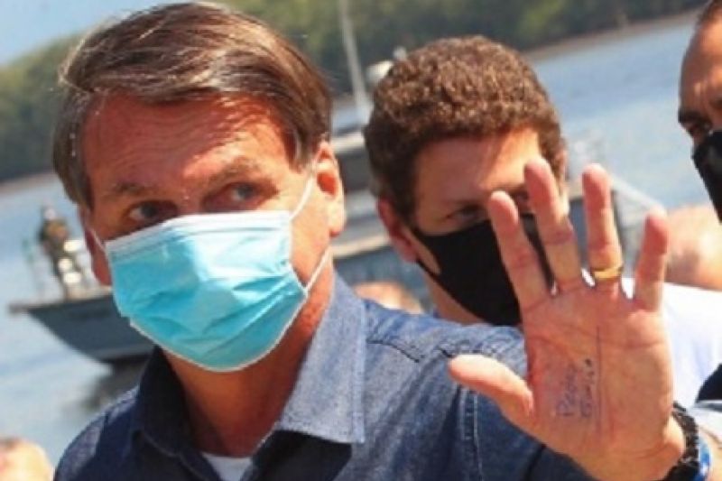 Bolsonaro se irrita com homem que pediu para baixar preço do arroz