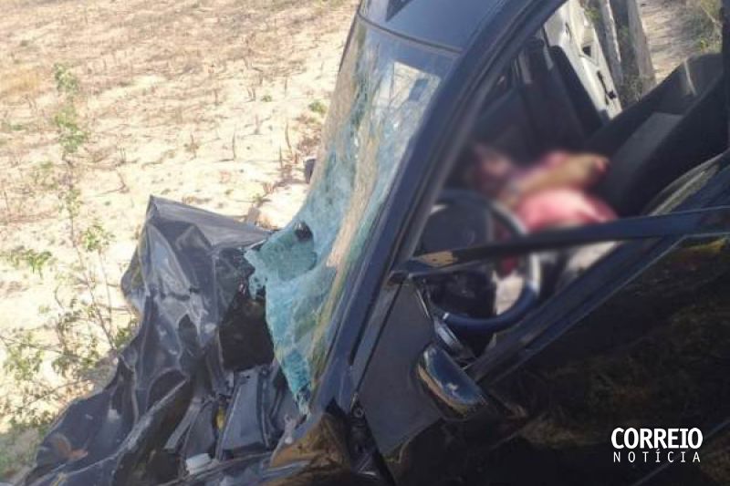 Feirante fica gravemente ferido depois de bater carro em caminhão em Senador Rui Palmeira