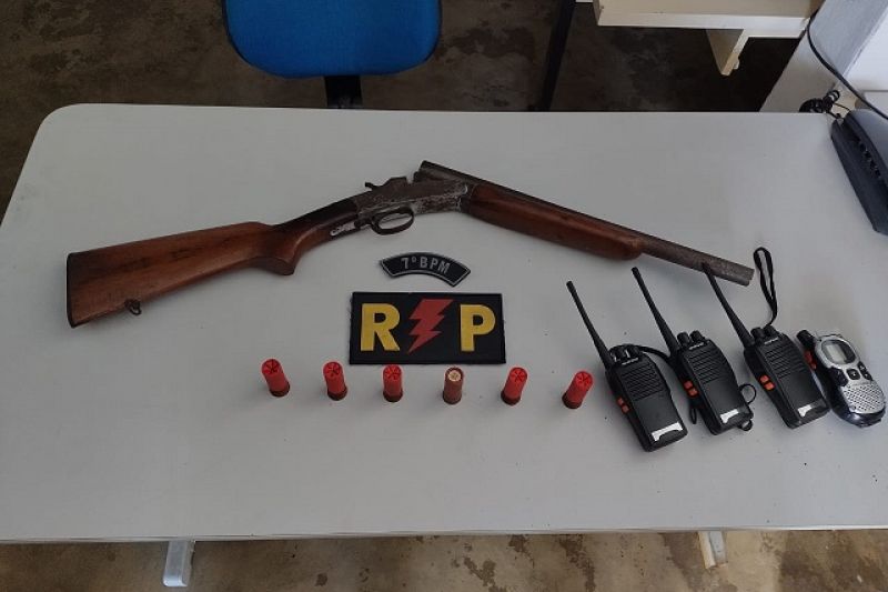 Polícia prende mulher e apreende espingarda e munição na casa dela em Olivença