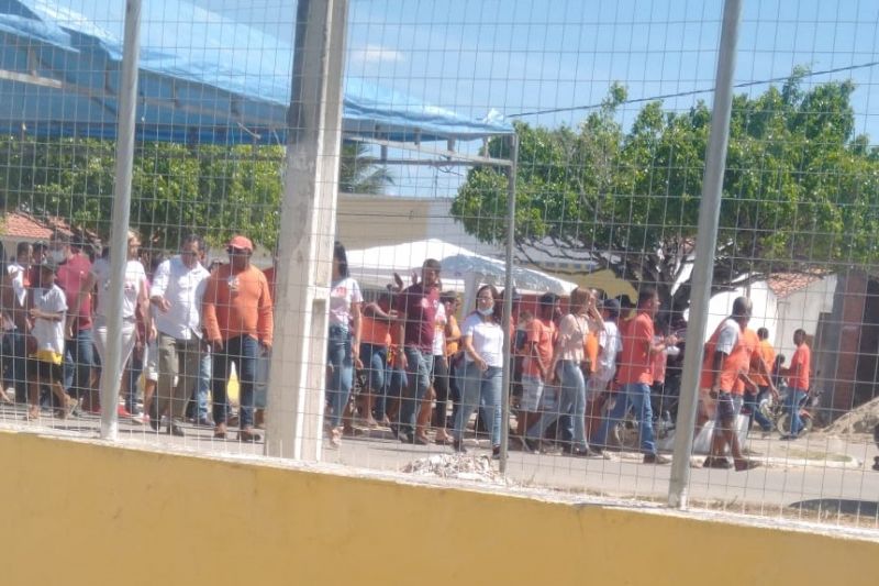 Candidata a prefeita de Palestina é detida ao ser flagrada em aglomeração