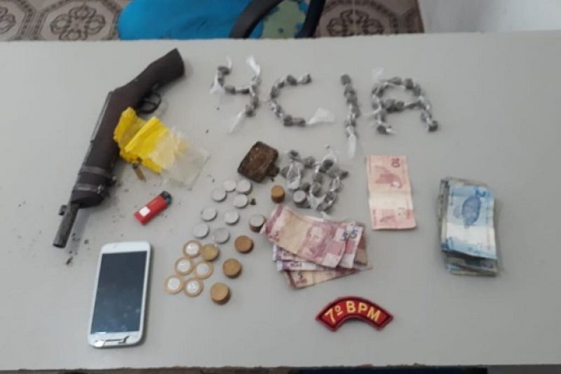 Polícia prende dois homens com drogas, arma e munição em Olho D’água das Flores