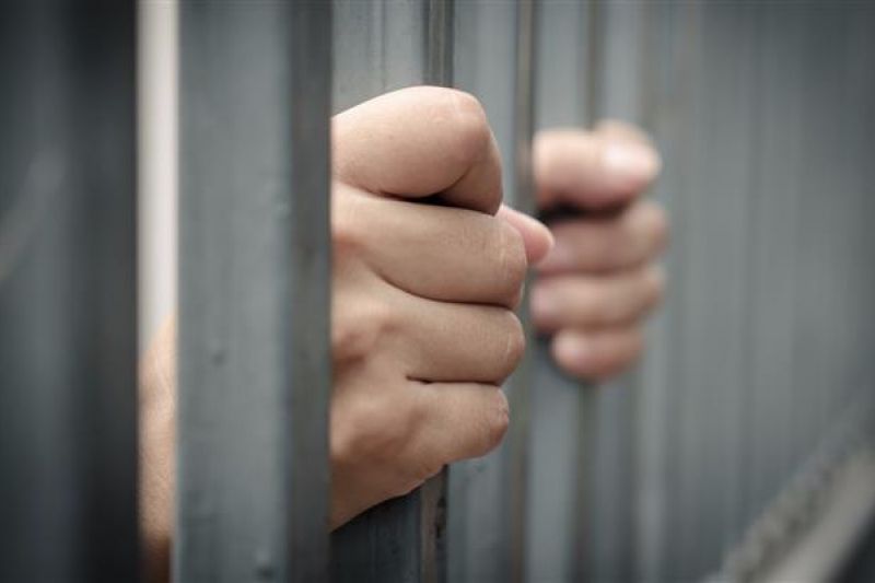 Homem tenta fugir, mas é preso em quintal e confessa ter enterrado droga em Piranhas