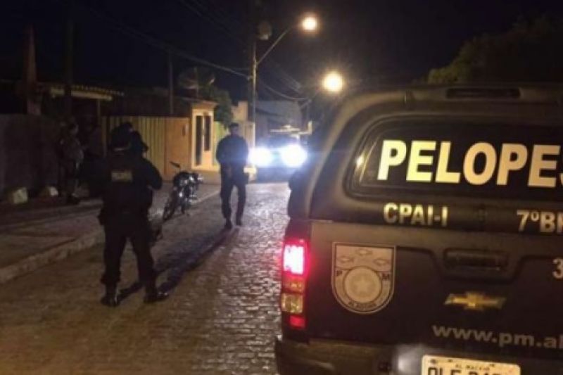 Sem CNH, garota de 18 anos foge da PM e se esconde em banheiro de posto em Delmiro