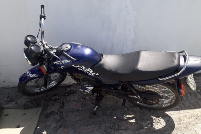 Polícia apreende motocicleta adulterada conduzida por menor de idade em Pão de Açúcar