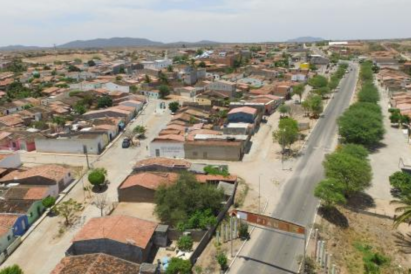 Homem é preso pela Polícia Militar após se recusar desligar som de carro em Piranhas