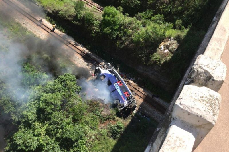 Acidente envolvendo ônibus de turismo de Alagoas deixa vários mortos e feridos em MG