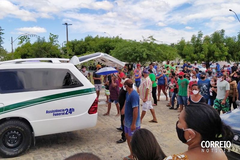 Vítimas de acidente com ônibus em Minas Gerais são sepultadas em cemitério de Delmiro