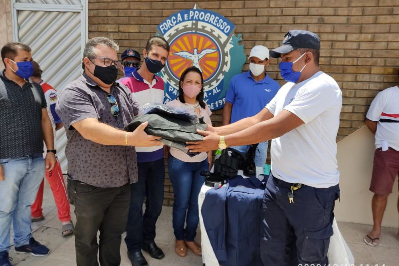Prefeitura de Pariconha realiza entrega de novos uniformes a profissionais da GCM