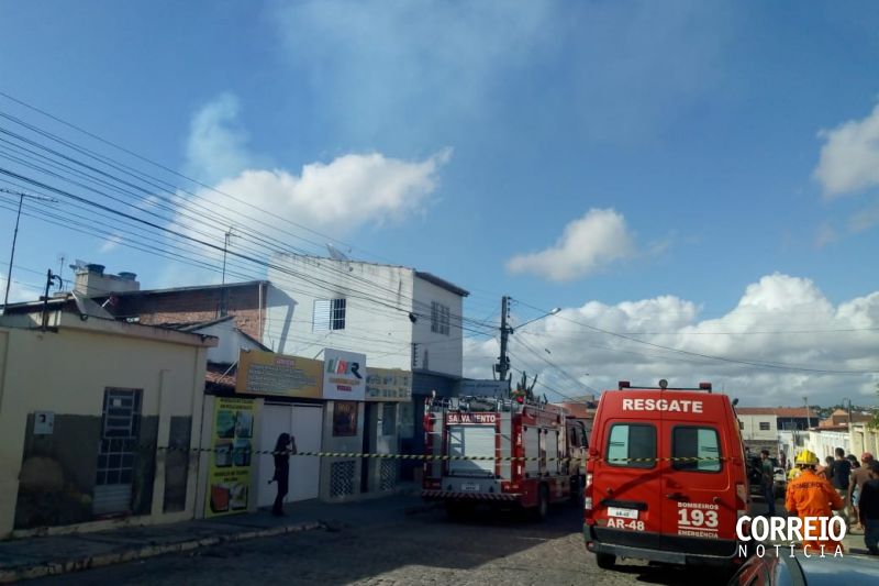 Criança escapa por pouco depois de residência entrar em chamas em Delmiro Gouveia