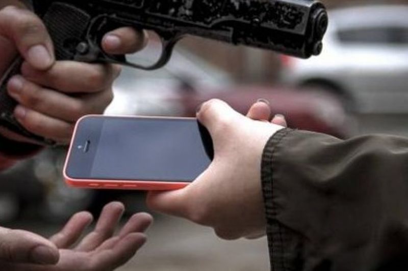 Assaltantes a pé roubam aparelhos de telefone celular de casal em Delmiro Gouveia