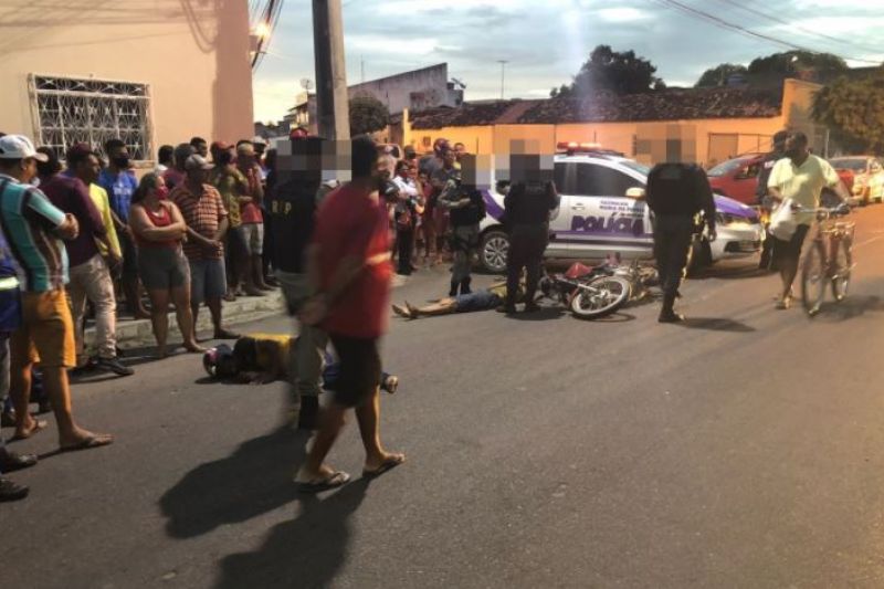 Jovens em moto furam bloqueio policial, são perseguidos e sofrem acidente em Delmiro