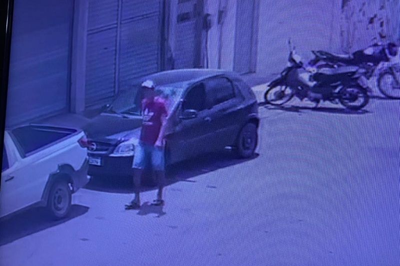 Imagens mostram homem furtando telefone celular de dentro de carro em Delmiro Gouveia