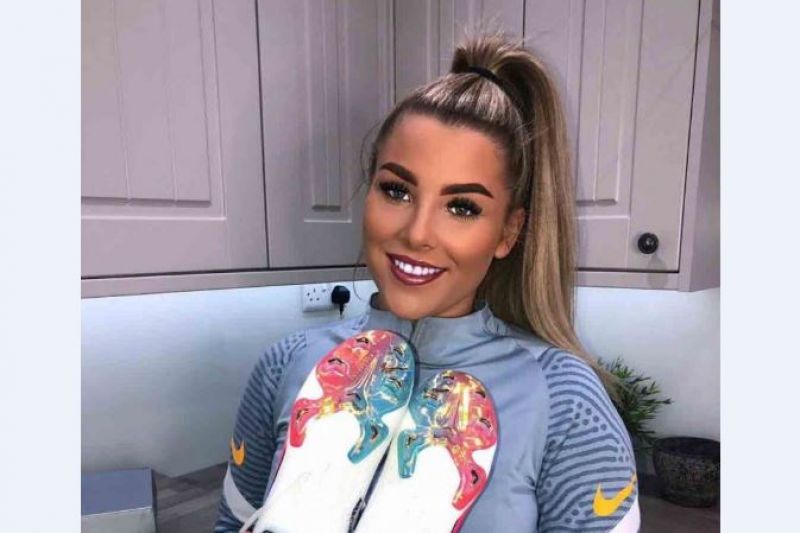 Após ser dispensada por vídeo polêmico, jogadora de 22 anos passa a vender fotos íntimas