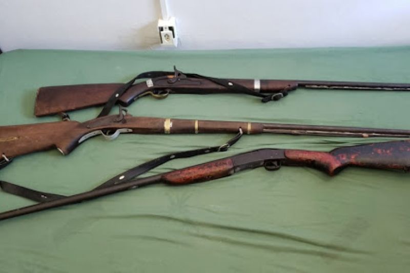 Idoso de 62 anos é preso com espingardas em sitio em Mata Grande