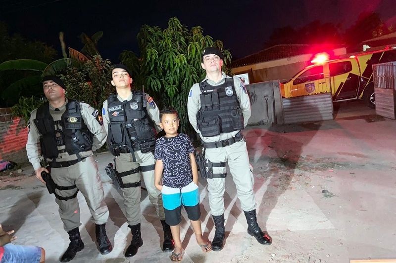 Policiais fazem surpresa em aniversário de menino de seis anos fã da PM em Delmiro Gouveia