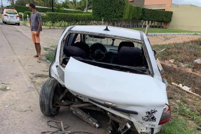 Motorista colide carro que conduzia quando chegava em motel em Olho D'água das Flores