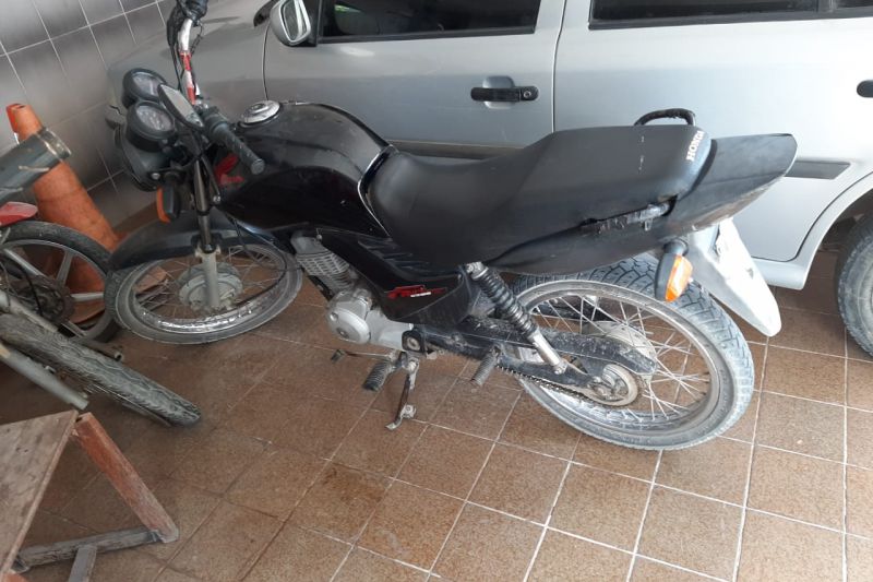 Policiais dão carreira em ladrão e recuperam moto furtada de dentro de casa em Inhapi