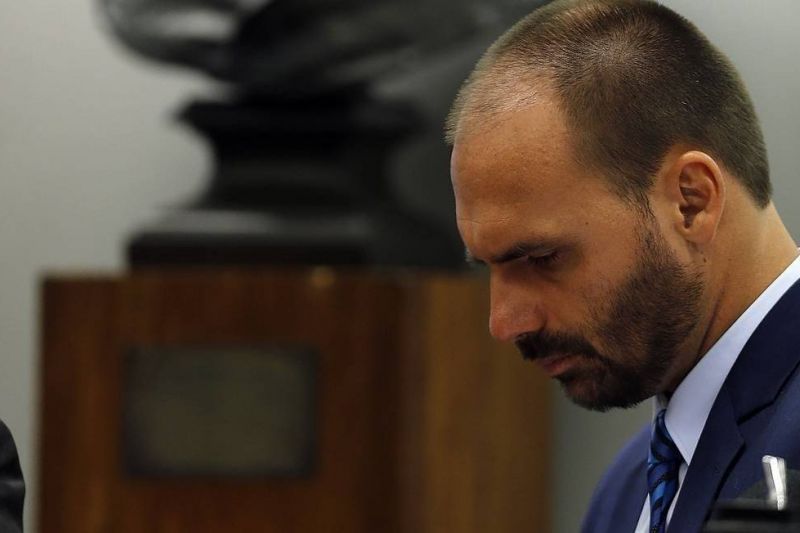 Justiça condena Eduardo Bolsonaro por atribuir a repórter ‘sedução de fonte’