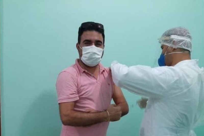 Diretor de hospital que era contra a Coronavac é demitido após tomar a vacina