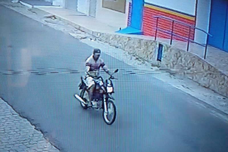 Criminoso coloca faca no pescoço de mulher e rouba moto dela em Delmiro Gouveia