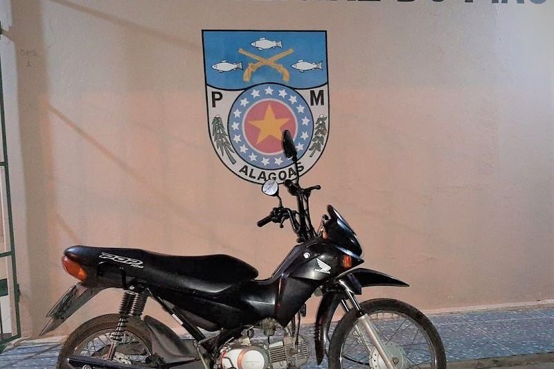 Preso ladrão que colocou faca no pescoço de mulher e roubou moto dela em Delmiro Gouveia