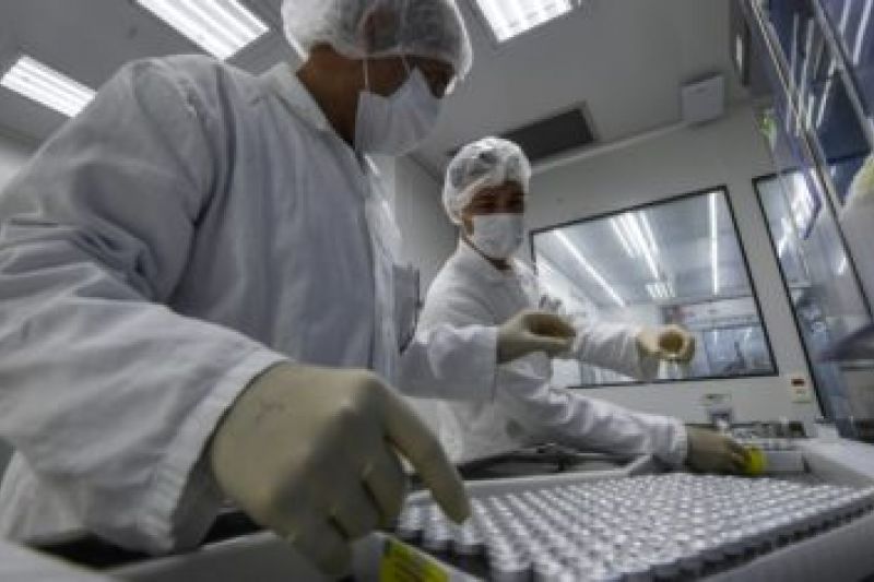 Saúde inclui trabalhadores da construção civil e da indústria como prioritários para vacin