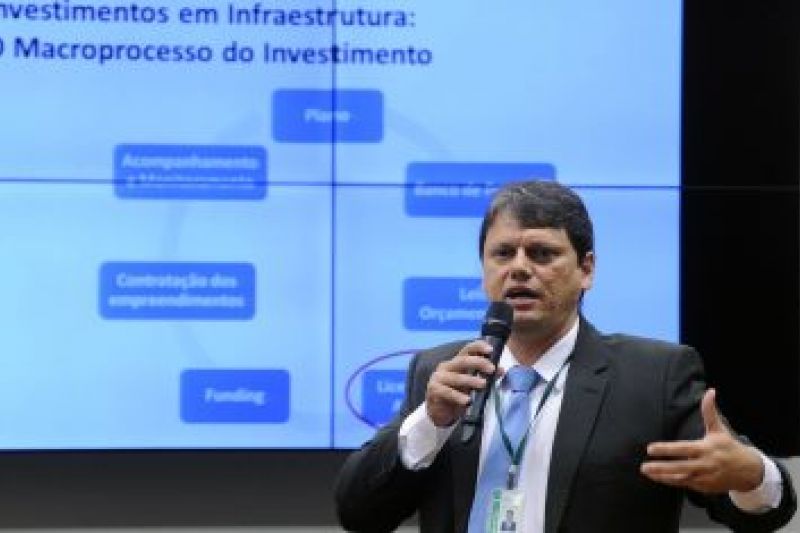 Ministro diz que caminhoneiros precisam “desmamar do governo” Câmara: campanha de Lira div