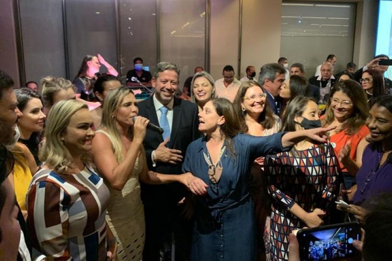 Após vitória na Câmara, Lira faz festa com aglomeração e sem máscara