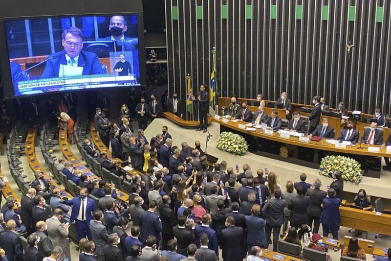 Bolsonaro ouve gritos de 'genocida' e 'mito' em visita ao Congresso