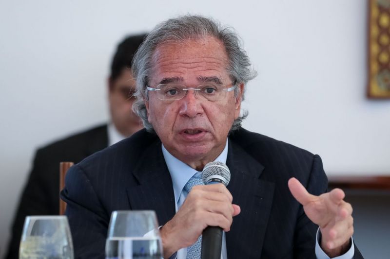 Renovação do auxílio emergencial está nas mãos de Guedes