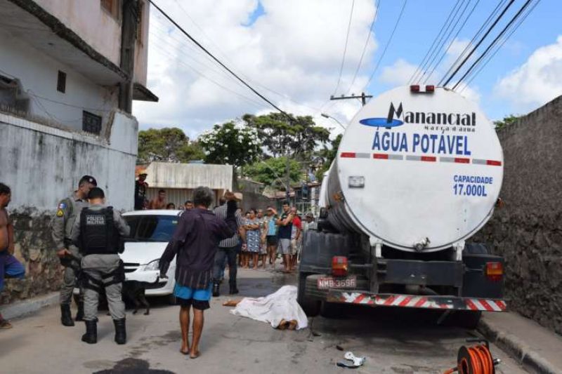 Mãe e filha morrem atropeladas por caminhão-tanque em Maceió