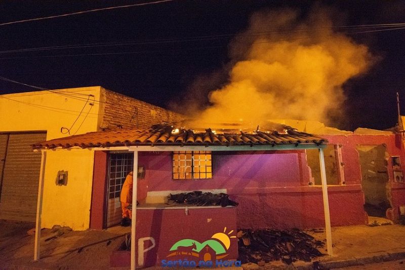 Homem tem surto psicótico e coloca fogo em casa abandonada em Santana do Ipanema