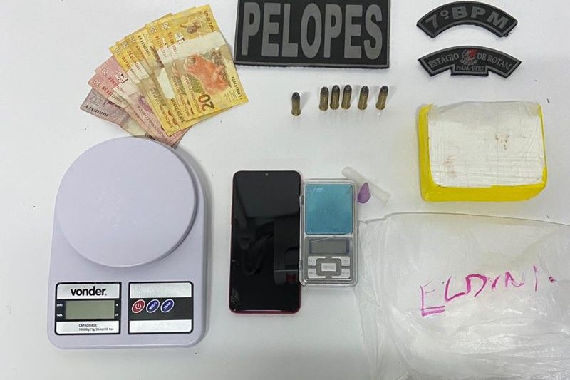 Jovem é preso e drogas apreendidas dentro de compartimento de moto em Pão de Açúcar