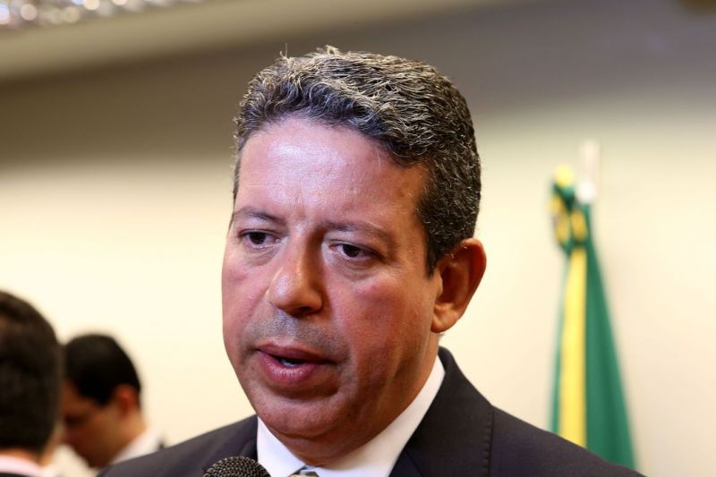 Lira diz que trabalhará muito para entregar reforma tributária em 8 meses