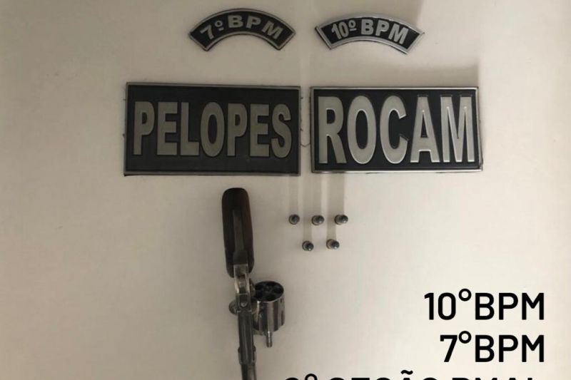 Dupla é presa enquanto negociava arma em posto de combustível em Olho D'água das Flores
