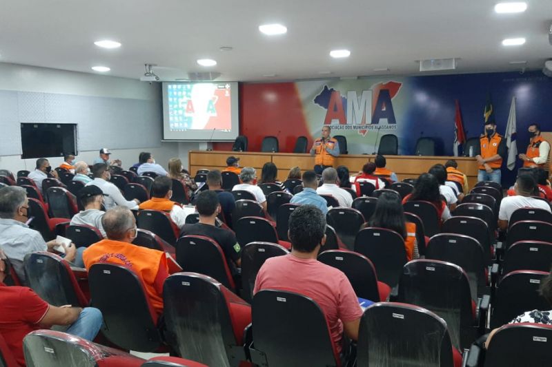 AMA e Defesa Civil reúnem coordenadores para orientar sobre situações de emergência