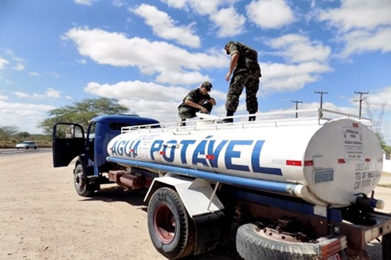 Governo Bolsonaro suspende Operação Pipa, população pobre fica com sede e AMA reage