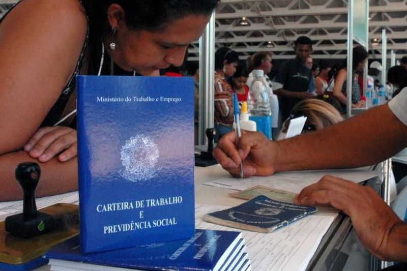 Governo federal quer voltar com redução de salário por 4 meses, mas pagando até 2