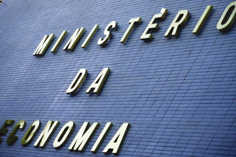 Guedes anuncia antecipação de 13º de beneficiários do INSS